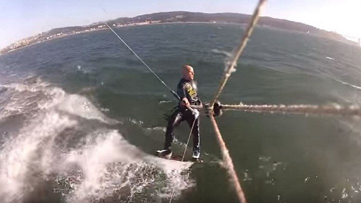 Έκανε kite surf και έπεσε πάνω σε φάλαινα (βίντεο)